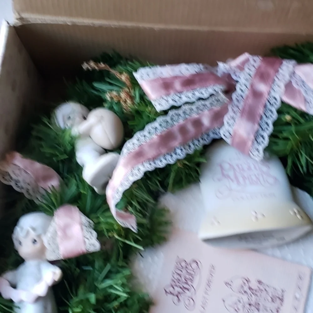 Precious Moments Wreath 9 Porcelain Ornaments‎